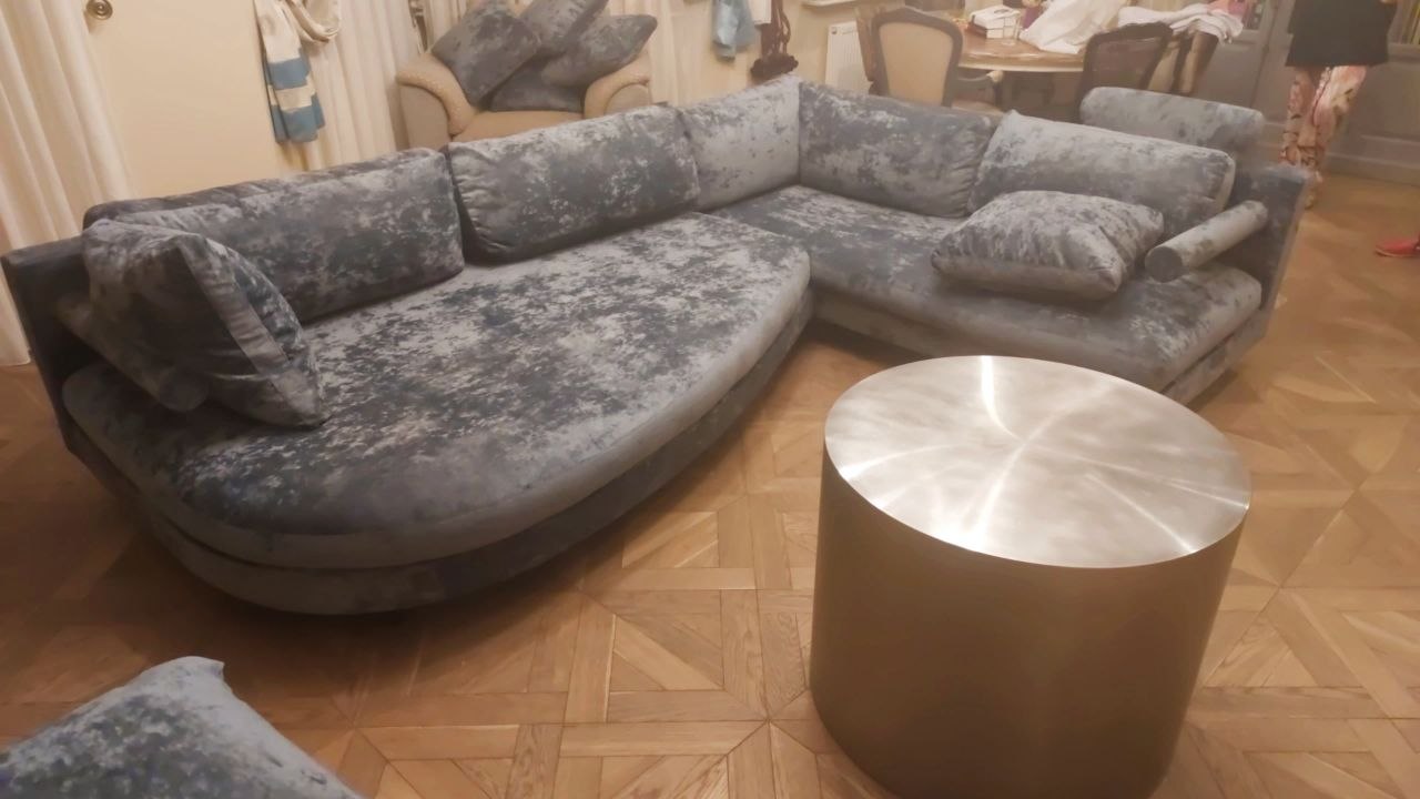 Серый диван