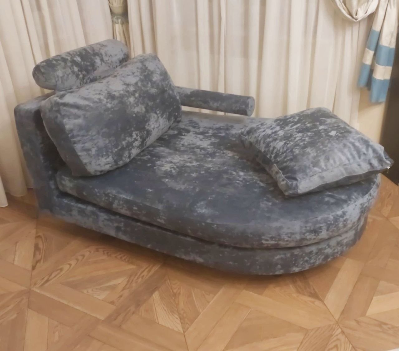 Диван после перетяжки тканью велюр — реставрация мягкой мебели в Москве